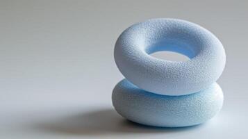 avvicinamento di impilati blu schiuma anelli con morbido struttura e astratto design foto