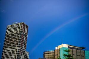 grattacieli con un' bellissimo arcobaleno sfondo foto