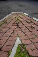 vicino Visualizza di il rosso mattone strada marciapiede. foto