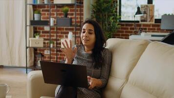 opera a partire dal casa dipendente remoto soluzione compiti mentre nel video conferenza incontro con capo. telelavoratore immissione dati su il computer portatile tastiera nel in linea chiamata sotto manager guida foto