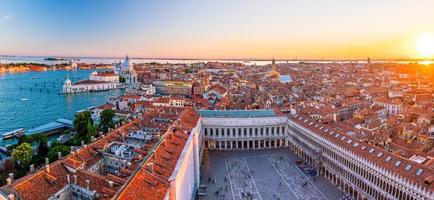 vista dall'alto della città vecchia di vanice al tramonto foto