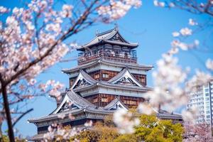 castello di hiroshima durante la stagione dei fiori di ciliegio foto