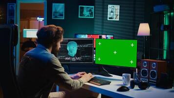 uomo essere chiesto esistenziale domande di svegliarsi ai su verde schermo pc, guadagnando coscienza. esso professionale A proposito di con artificiale intelligenza su croma chiave pc, telecamera B foto