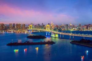 skyline di tokyo con torre di tokyo e ponte arcobaleno