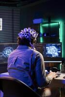 Software tecnico con eeg cuffia su programmazione cervello trasferimento in computer virtuale mondo, fusione con artificiale intelligenza. esso esperto utilizzando neuroscienza per guadagno digitale anima foto