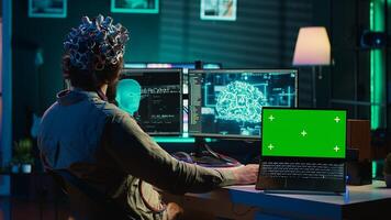 esso Admin codifica e utilizzando eeg cuffia per caricare cervello in verde schermo computer portatile, guadagnando immortalità. neuroscienziato ingegneria transumanesimo sperimentare su croma chiave dispositivo, telecamera un' foto