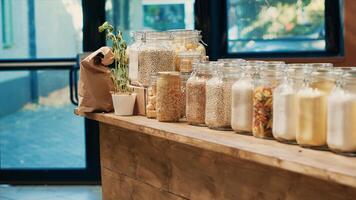 sostanze chimiche gratuito pasta e cereali nel eco amichevole supermercato, dispensa forniture visualizzato nel riutilizzabile bicchiere barattoli su scaffali. biologico fresco cibo e fatti in casa salse per sostenibile stile di vita. foto