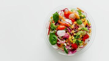 salutare Budda insalata ciotola con pomodori, avocado, misto verdi, lattuga, prezzemolo su bianca sfondo superiore Visualizza. cibo e Salute. equilibrato nutrizione. consegna concetto, striscione, cibo pubblicità, copia foto