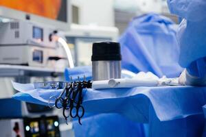 preparazione di sterile strumenti per endoscopica chirurgia. strumenti per gastroscopia e colonscopia avvicinamento. alto qualità foto