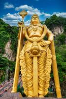 statua di signore muragan e Ingresso a batu grotte nel Kuala grumo, Malaysia. foto