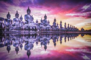 molti statua Budda Immagine a tramonto nel meridionale di Tailandia foto