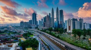 paesaggio urbano di Kuala Lumpur città orizzonte a Alba nel Malaysia. foto