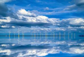 al largo vento turbina nel un' vento azienda agricola sotto costruzione via costa di Inghilterra, UK foto