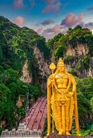 statua di signore muragan e Ingresso a batu grotte nel Kuala grumo, Malaysia. foto