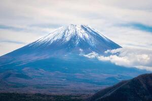 mt. fuji su blu cielo sfondo con autunno fogliame a giorno nel Fujikawaguchiko, Giappone. foto