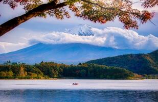 paesaggio Immagine di mt. fuji al di sopra di lago Kawaguchiko con autunno fogliame a giorno nel Fujikawaguchiko, Giappone. foto