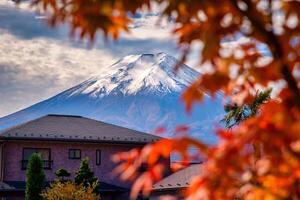 mt. fuji dietro a Casa con autunno fogliame a tramonto nel Fujikawaguchiko, Giappone. foto