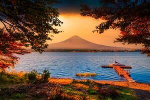 paesaggio Immagine di mt. fuji al di sopra di lago Kawaguchiko con autunno fogliame a tramonto nel Fujikawaguchiko, Giappone. foto