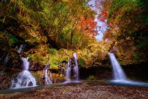 cascata con autunno fogliame nel Fujinomiya, Giappone. foto