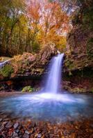 cascata con autunno fogliame nel Fujinomiya, Giappone. foto