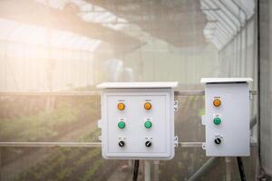 controllo scatola automatico irrigazione Timer nel biologico azienda agricola dentro serra. foto