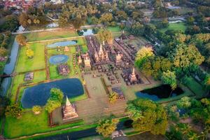 aereo Visualizza di antico Budda statua a wat mahathat tempio nel Sukhothai storico parco, Tailandia. foto