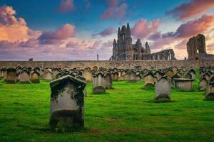 monastero cimitero a tramonto nel whitby, nord yorkshire, UK foto