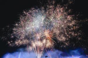 il colorato Schermo di fuochi d'artificio celebra il divertimento e felicità di il notte. foto