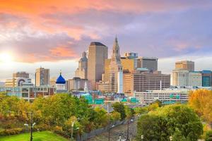 skyline del centro cittadino di Hartford, nel Connecticut dall'alto dello sbarco charter di quercia al tramonto foto