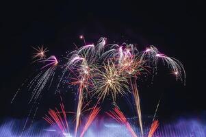 il colorato Schermo di fuochi d'artificio celebra il divertimento e felicità di il notte. foto