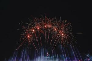 il colorato Schermo di fuochi d'artificio celebra il divertimento e felicità di il notte. foto