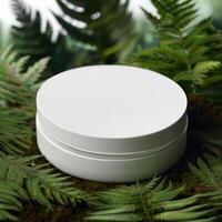 un' elegante anno Domini di un' bianca modello podio modello di un' naturale biologico cosmetico prodotti. foto