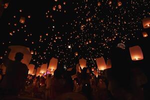 il bellezza di il lanterne galleggiante nel il cielo durante il yi peng Festival e il galleggiante lanterna Festival nel chiang Mai Provincia, Tailandia. foto