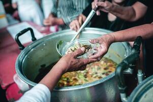 alimentazione il povero per Aiuto ogni altro nel società. beneficenza concetto foto