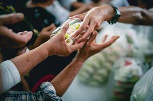 porzione il povero nel società di la donazione cibo . il concetto di fame foto