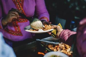 cibo donazioni e porzione il Affamato e bisognoso di fornire gratuito cibo. foto