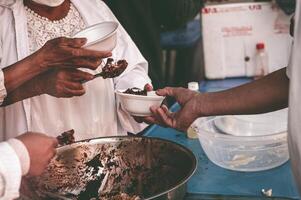 cibo assistenza per il senza casa povero a partire dal volontari concetti di pubblico fame. foto