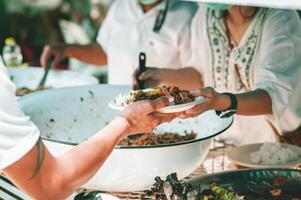 volontari offrire gratuito cibo per il povero. il concetto di cibo condivisione. foto