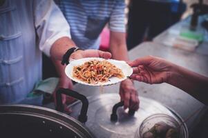 dando gratuito cibo aiuta il povero nel società. foto