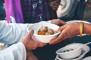 distribuzione cibo per Aiuto il povero nel società condivisione cibo per il Affamato cibo donazione concetto foto