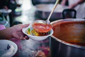 il mani di il povero applicare per cibo a partire dal ricco persone chi donare cibo. foto