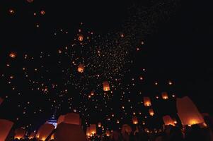 il bellezza di il lanterne galleggiante nel il cielo durante il yi peng Festival e il galleggiante lanterna Festival nel chiang Mai Provincia, Tailandia. foto