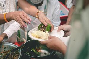 il mani di mendicanti ricevere donato cibo. concetto di beneficenza cibo per il povero foto