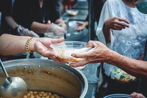 il mani di mendicanti ricevere donato cibo. concetto di beneficenza cibo per il povero foto