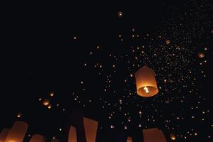 il bellezza di il lanterne galleggiante nel il cielo durante il yi peng Festival e il galleggiante lanterna Festival nel chiang Mai Provincia, Tailandia. foto