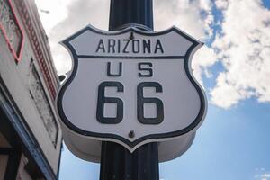 classico itinerario 66 cartello nel Arizona, urbano ambientazione, williams foto