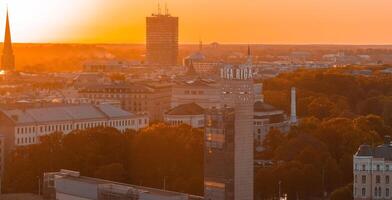 aereo panoramico tramonto al di sopra di riga vecchio cittadina nel Lettonia. bellissimo primavera tramonto al di sopra di riga. d'oro ora fuoco tramonto. foto