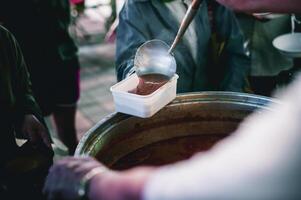 beneficenza concetto . donare cibo per il mendicante. foto