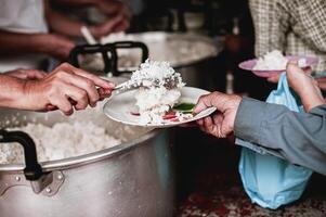 alimentazione il povero per mani di un' mendicante. povertà concetto foto