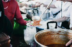 alimentazione il povero per mani di un' mendicante. povertà concetto foto